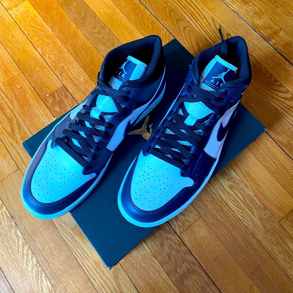 FIRE SALE!!! NEW!! Nike Air Jordan 1 Mid
